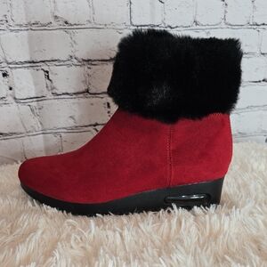 DKNY Red Faux Suede Boots with Black Faux Fur Trim Size 9 EUC